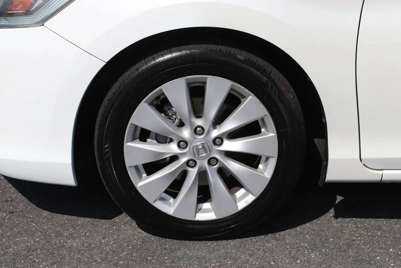 2013 Honda Accord EX-L Sedan 4D in White — photo 4 of 42
