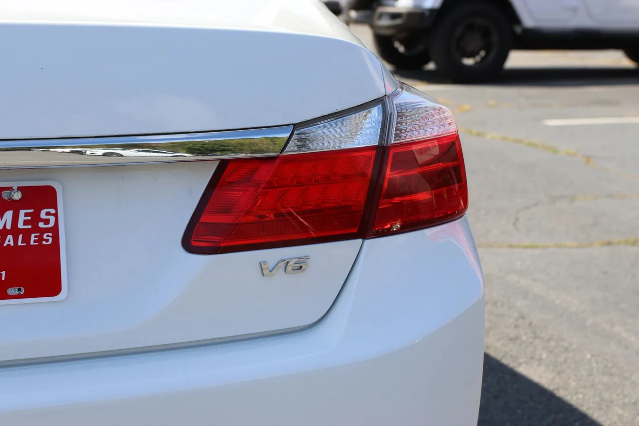 2013 Honda Accord EX-L Sedan 4D in White — photo 8 of 42