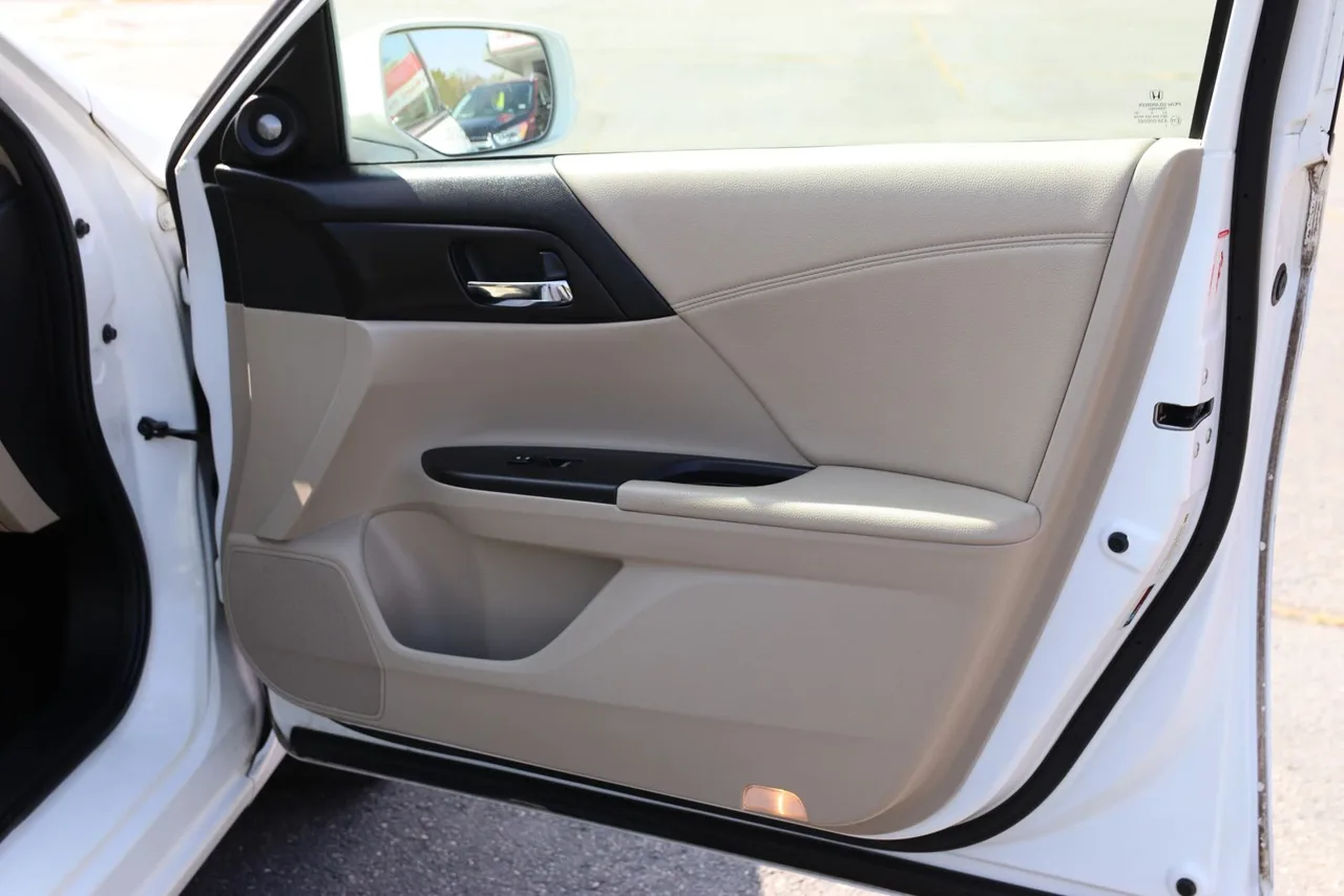 2013 Honda Accord EX-L Sedan 4D in White — photo 23 of 42