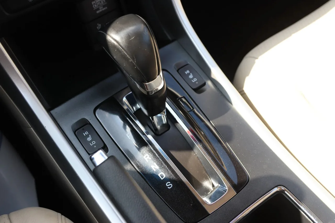 2013 Honda Accord EX-L Sedan 4D in White — photo 33 of 42