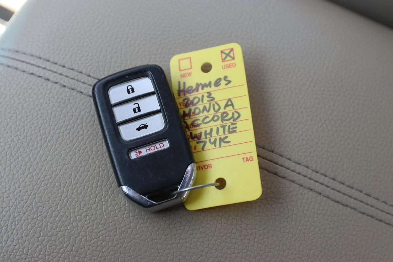 2013 Honda Accord EX-L Sedan 4D in White — photo 41 of 42