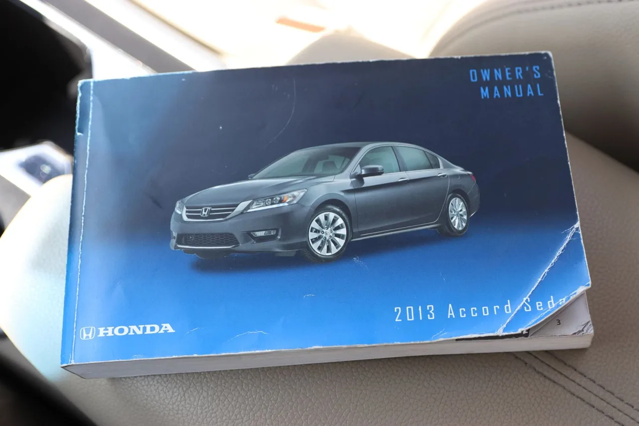 2013 Honda Accord EX-L Sedan 4D in White — photo 42 of 42