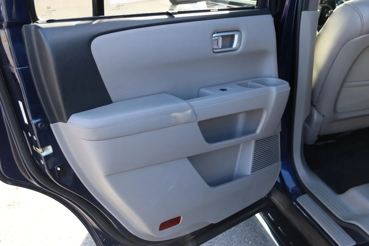 2013 Honda Pilot Touring Sport Utility 4D in Blue — photo 22 of 46