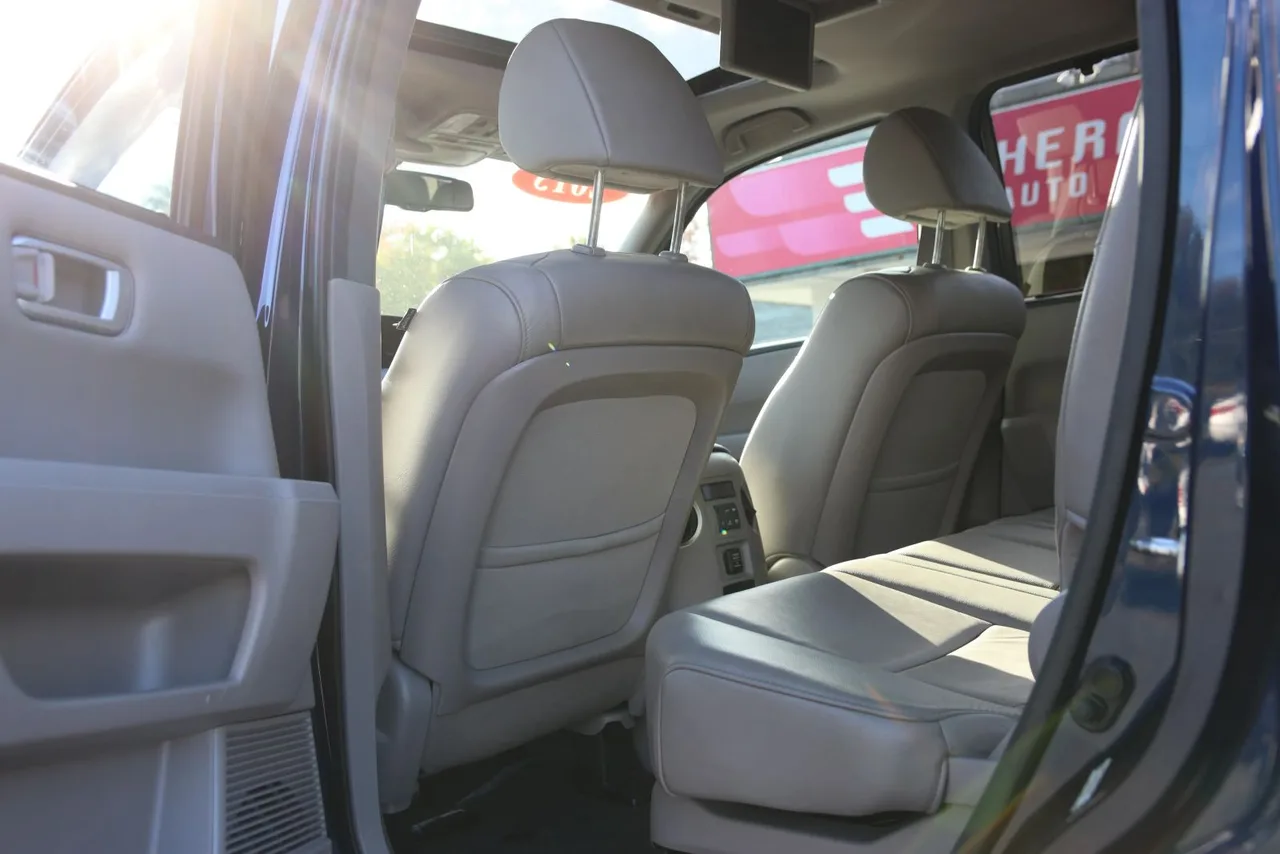 2013 Honda Pilot Touring Sport Utility 4D in Blue — photo 23 of 46