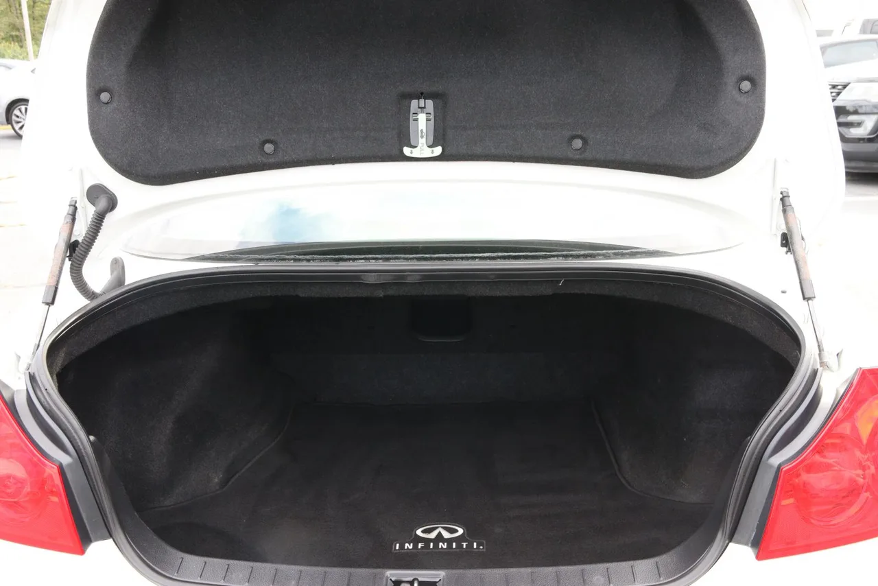 2013 Infiniti G G37X Sedan 4D in White — photo 10 of 37