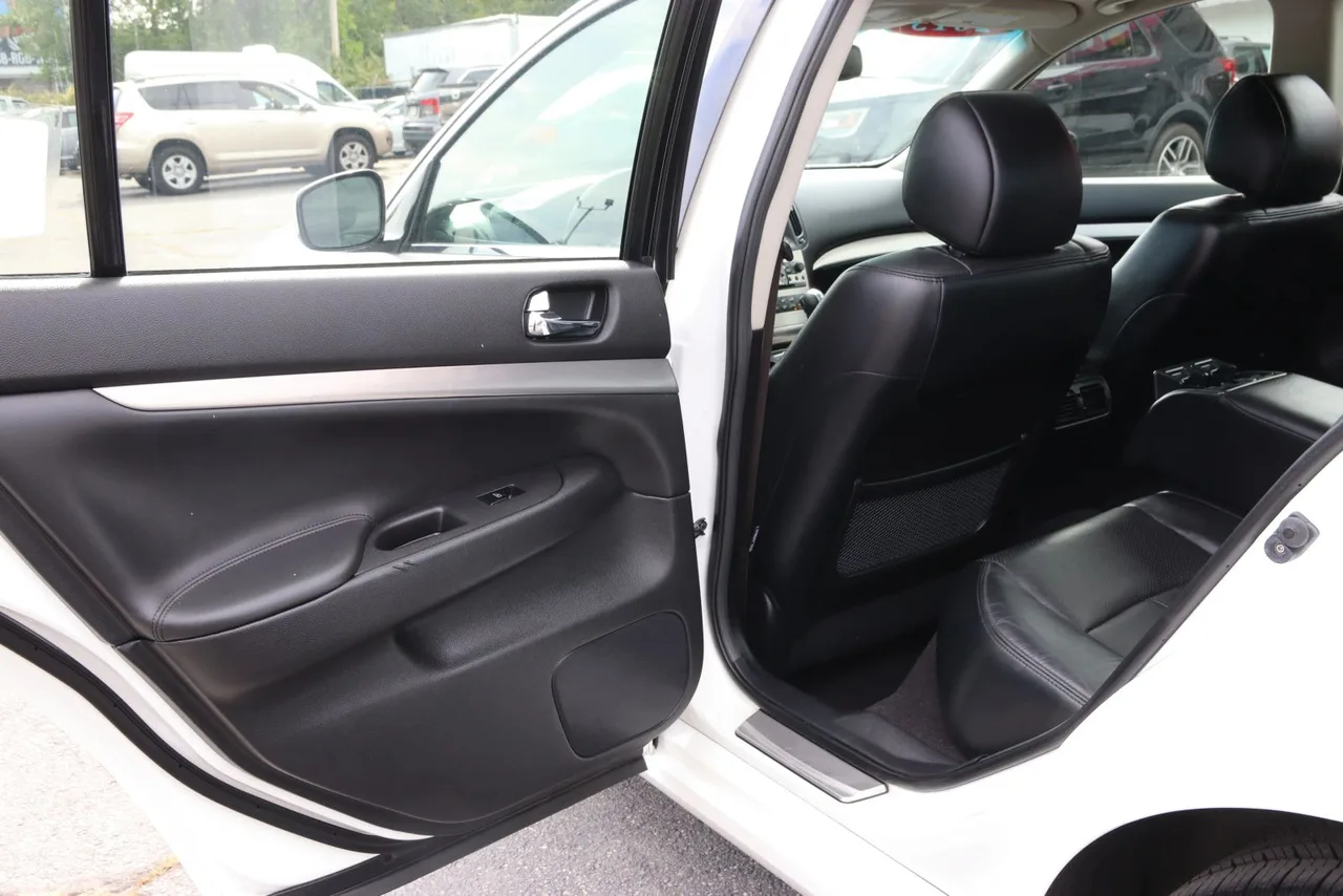 2013 Infiniti G G37X Sedan 4D in White — photo 17 of 37