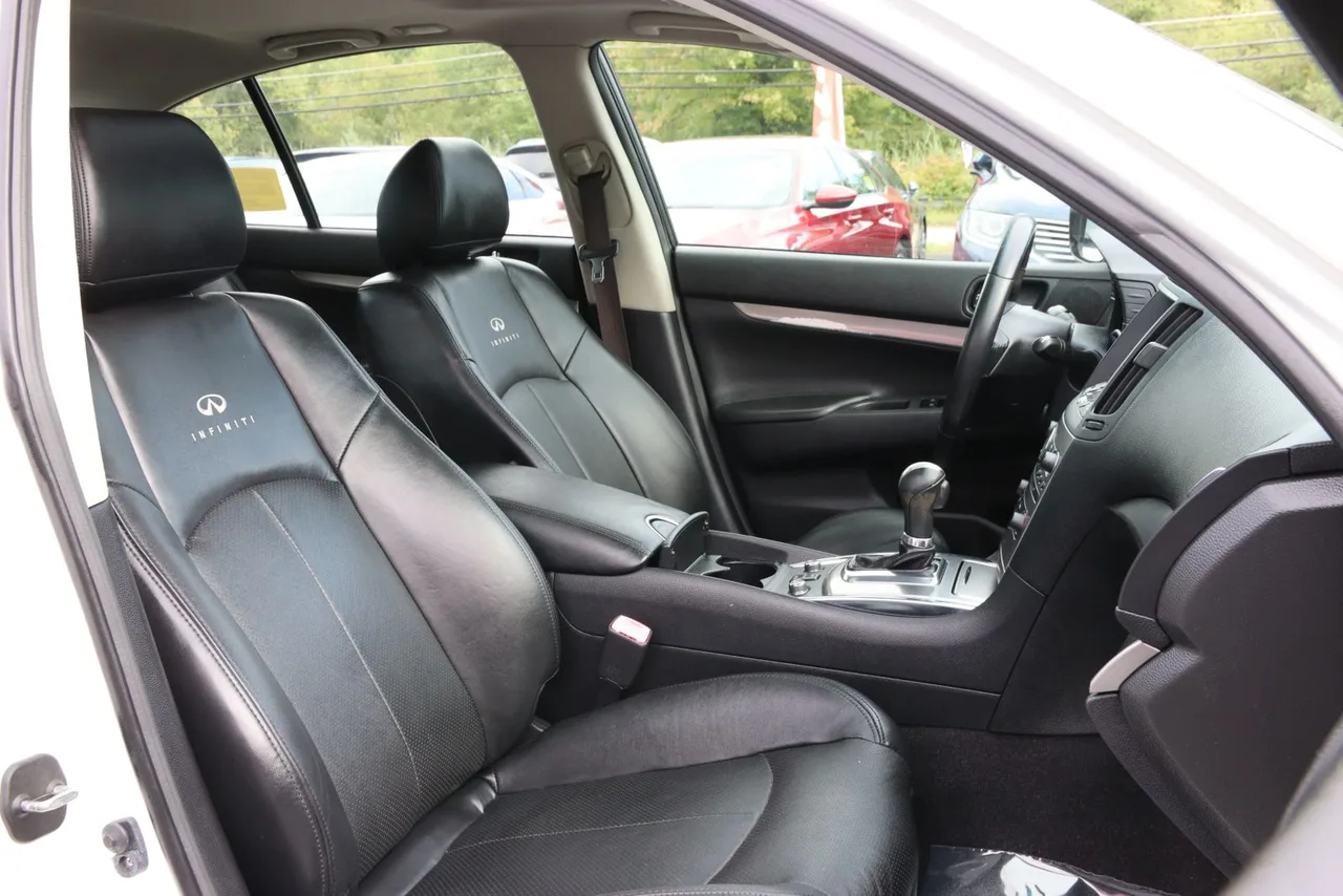 2013 Infiniti G G37X Sedan 4D in White — photo 21 of 37