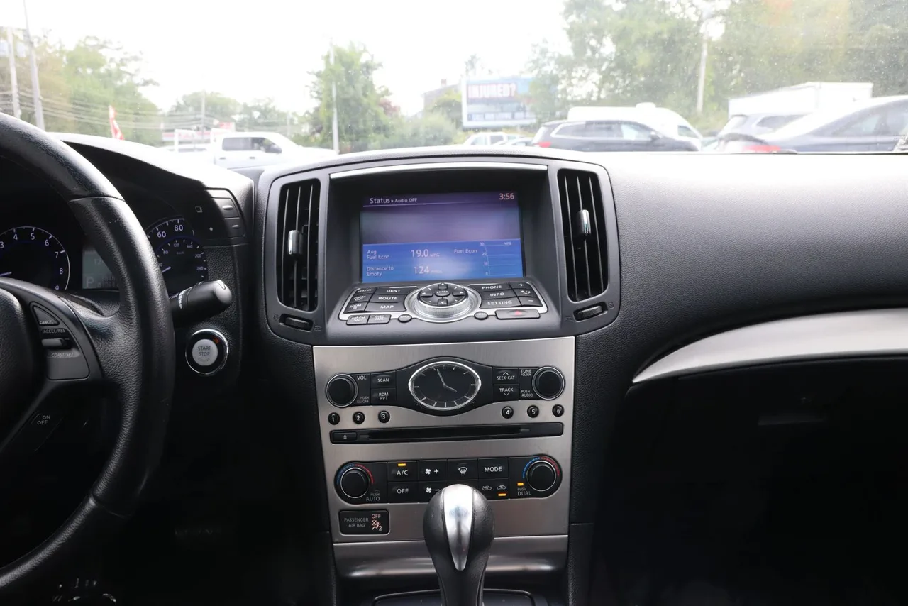 2013 Infiniti G G37X Sedan 4D in White — photo 24 of 37