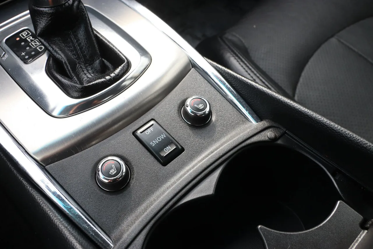 2013 Infiniti G G37X Sedan 4D in White — photo 27 of 37