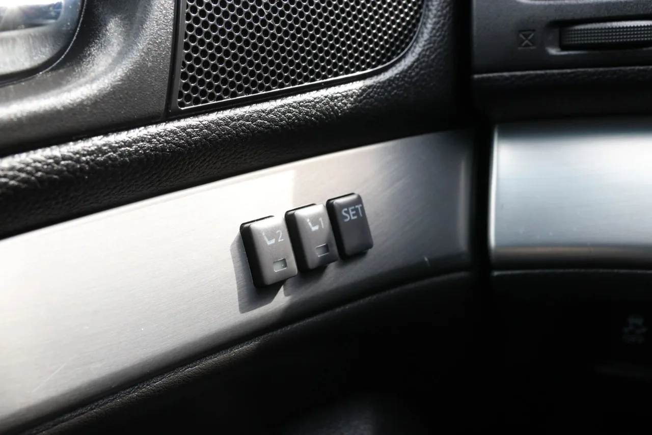 2013 Infiniti G G37X Sedan 4D in White — photo 29 of 37