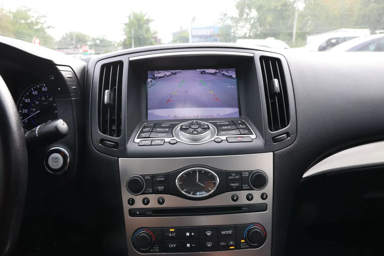 2013 Infiniti G G37X Sedan 4D in White — photo 33 of 37