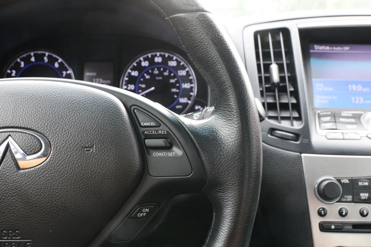 2013 Infiniti G G37X Sedan 4D in White — photo 35 of 37
