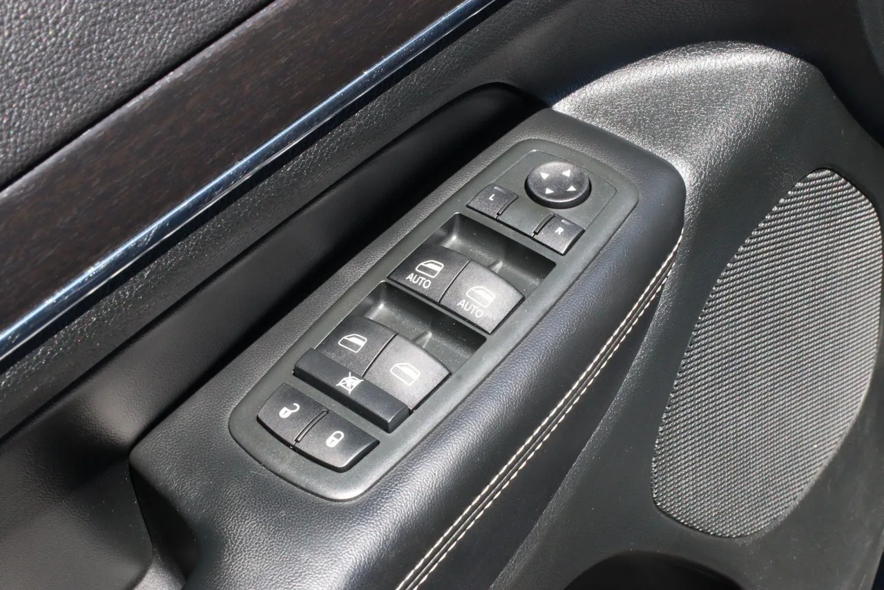 2014 Jeep Grand Cherokee — photo 13 of 31