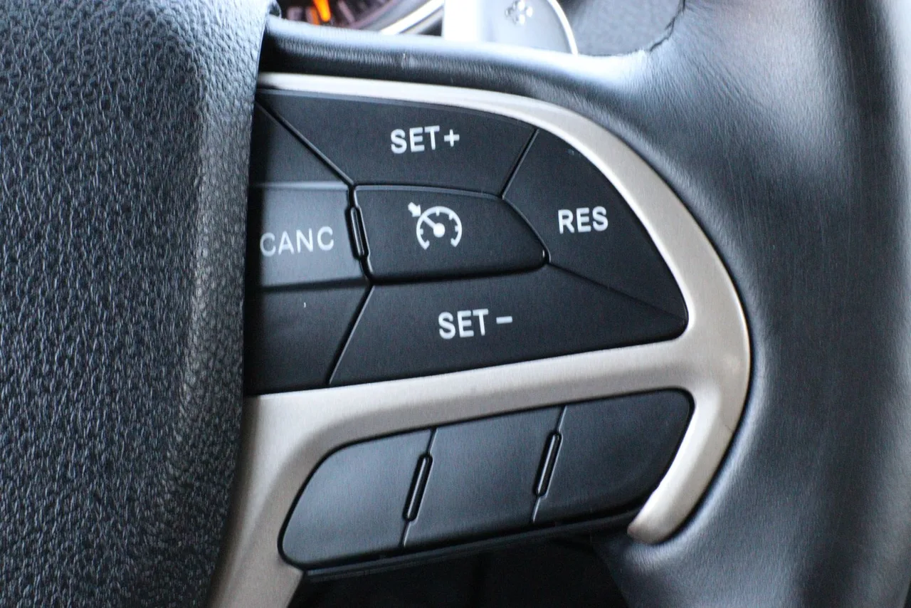 2014 Jeep Grand Cherokee — photo 25 of 31