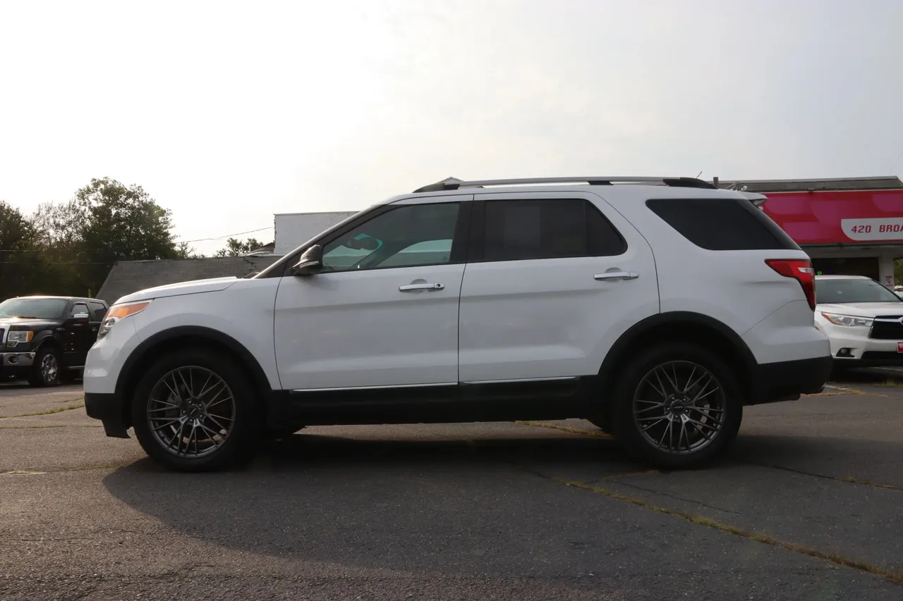 2015 Ford Explorer — photo 2 of 34