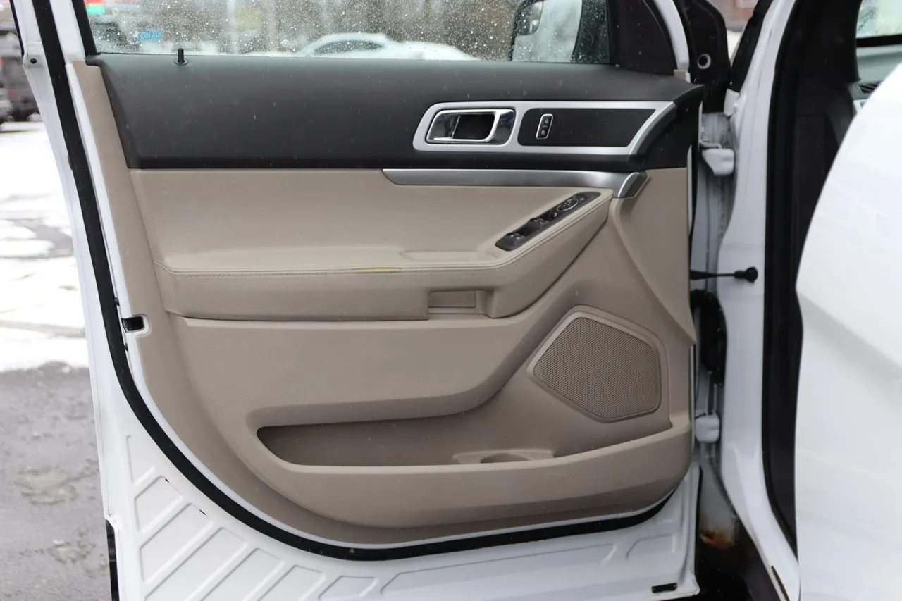 2015 Ford Explorer — photo 9 of 34