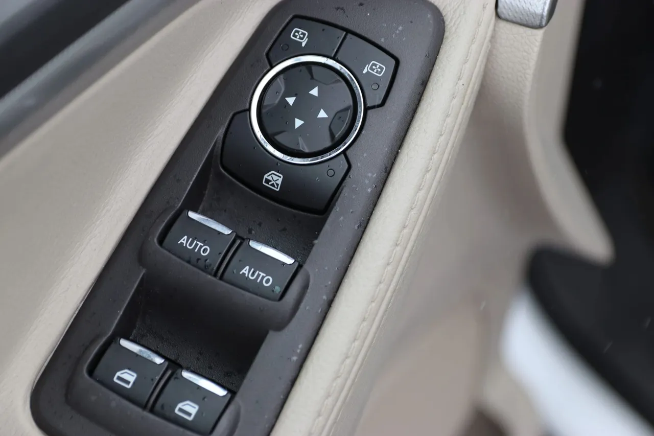2015 Ford Explorer — photo 10 of 34