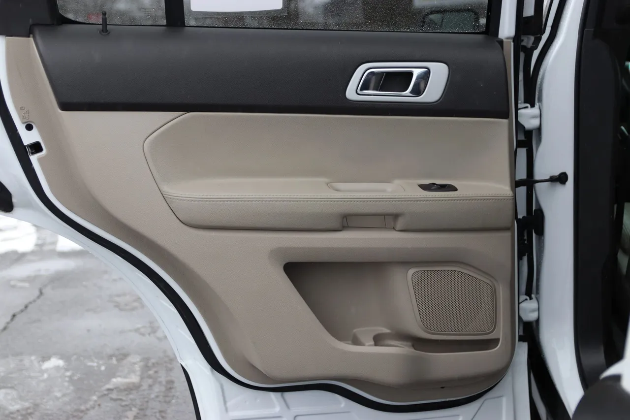2015 Ford Explorer — photo 13 of 34