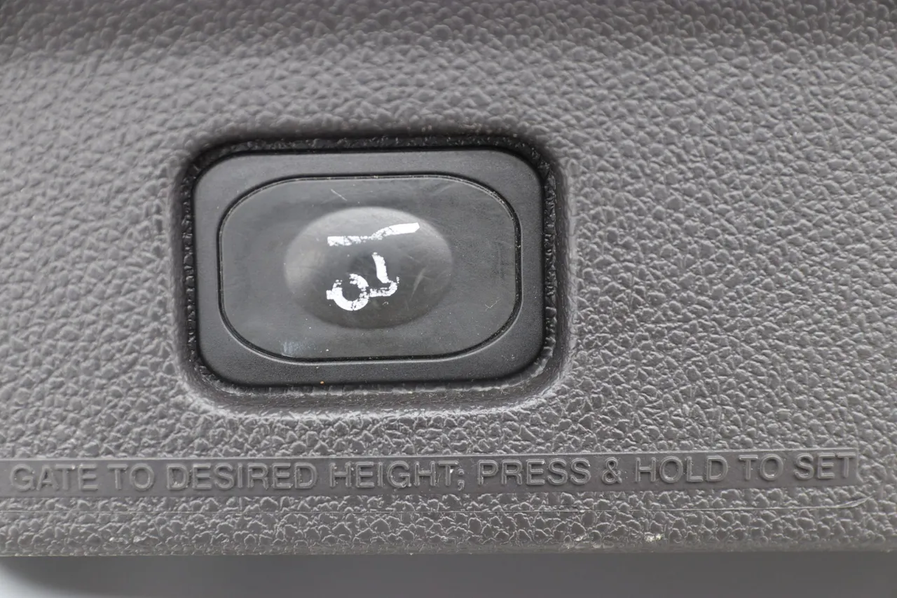 2015 Ford Explorer — photo 18 of 34