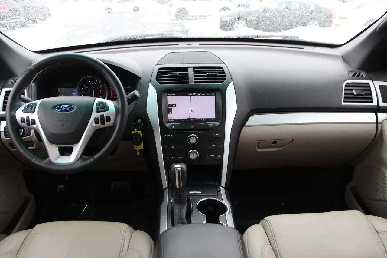 2015 Ford Explorer — photo 19 of 34