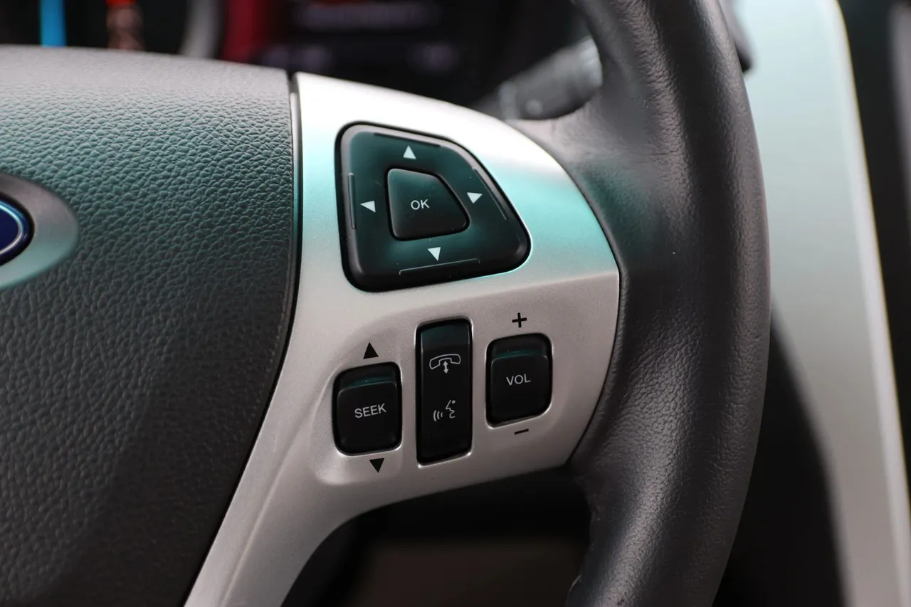2015 Ford Explorer — photo 23 of 34