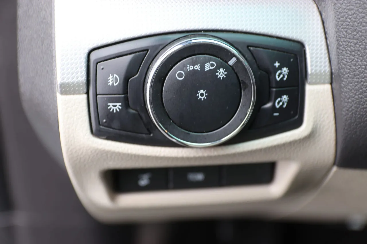 2015 Ford Explorer — photo 29 of 34