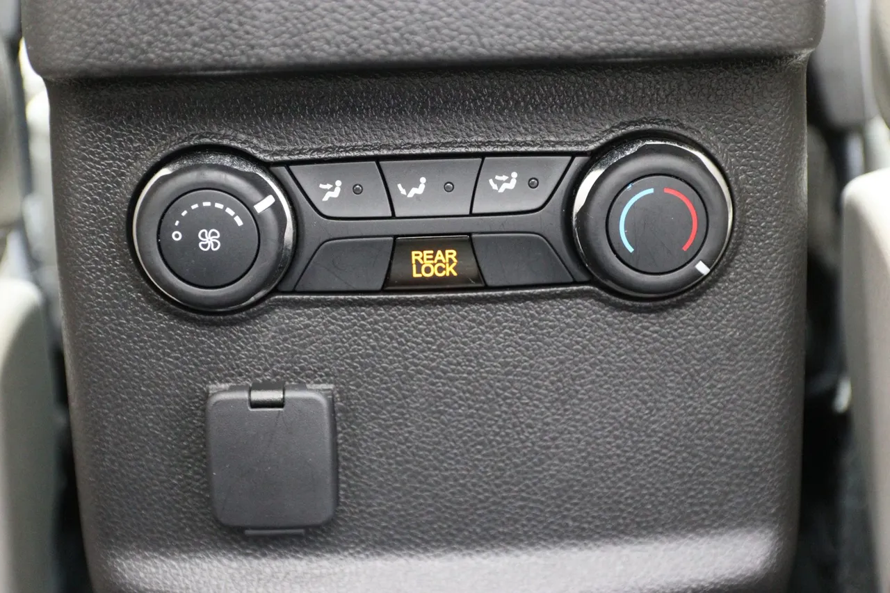 2015 Ford Explorer — photo 30 of 34