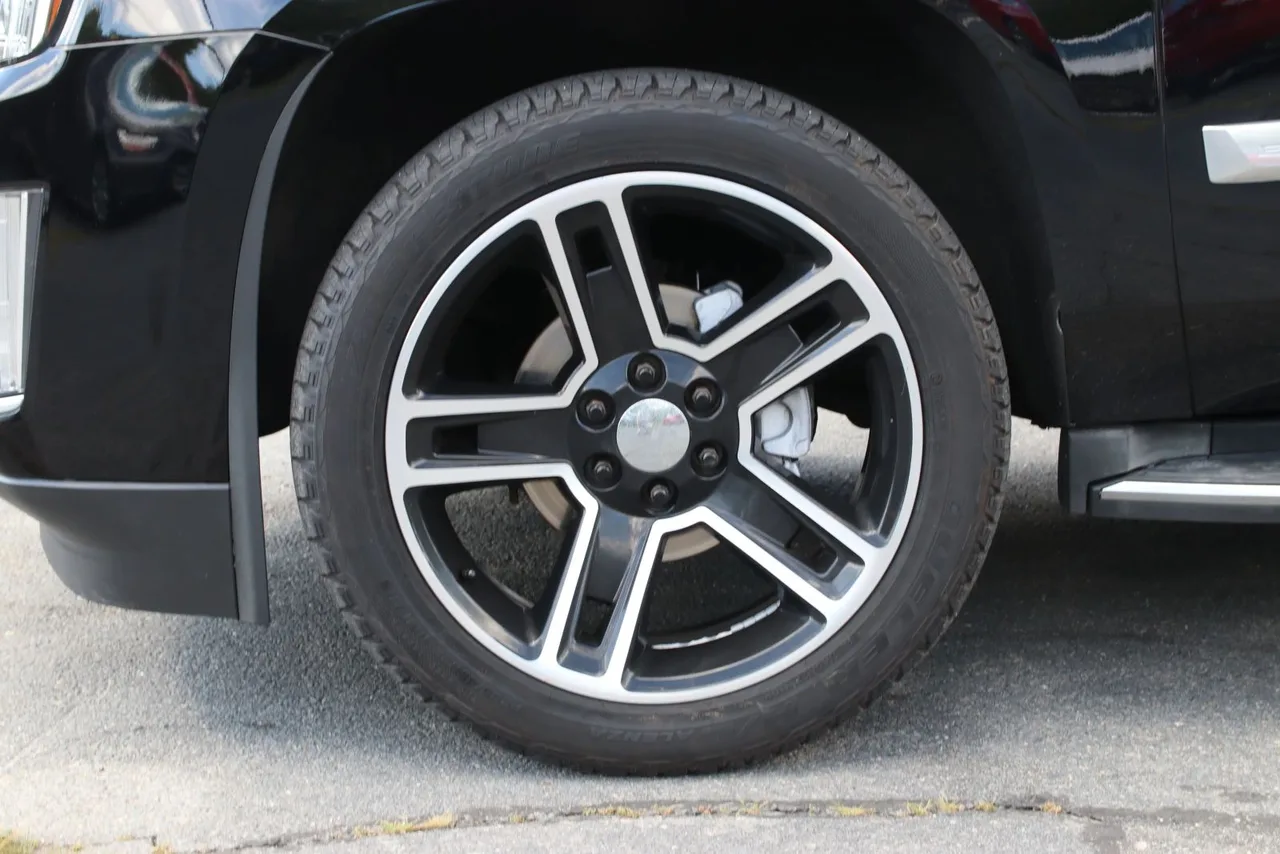 2016 Cadillac Escalade Luxury Sport Utility 4D in Black — photo 5 of 37