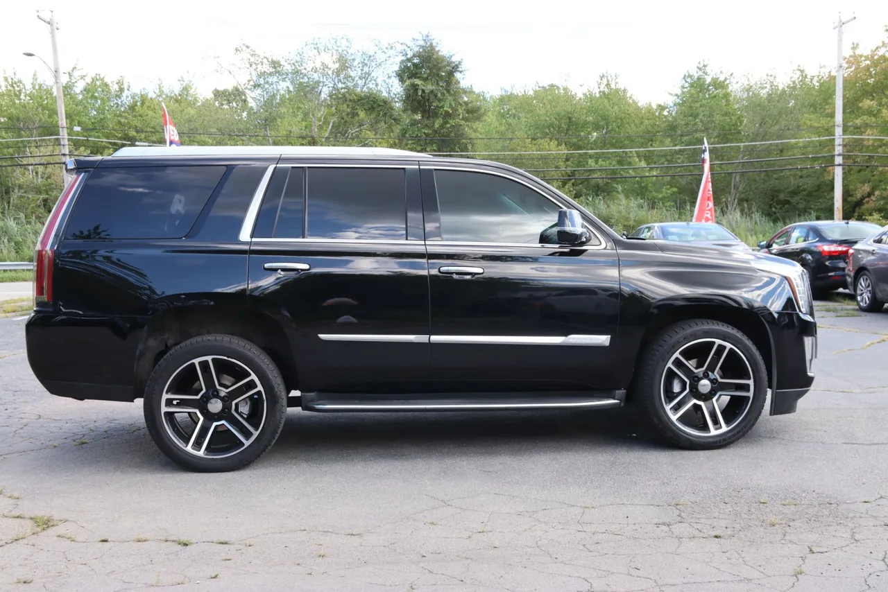 2016 Cadillac Escalade Luxury Sport Utility 4D in Black — photo 9 of 37