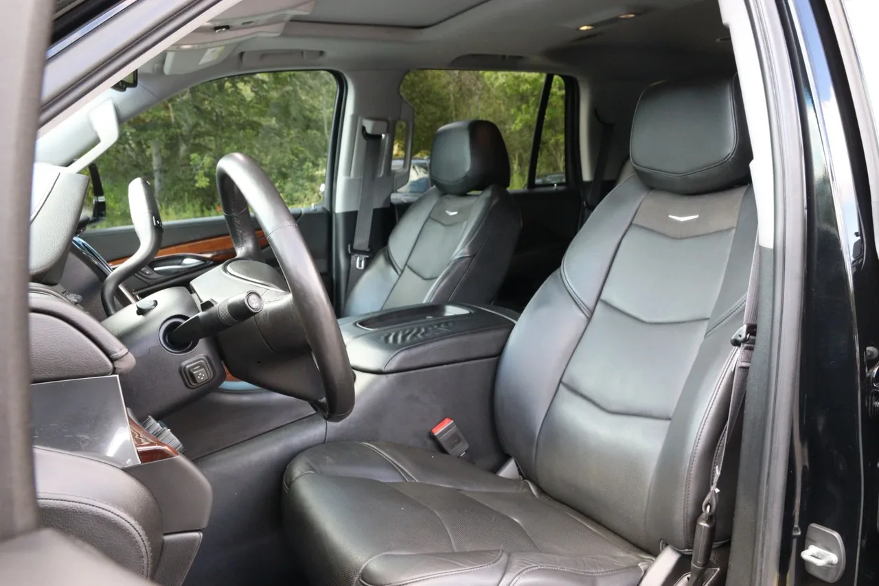 2016 Cadillac Escalade Luxury Sport Utility 4D in Black — photo 22 of 37
