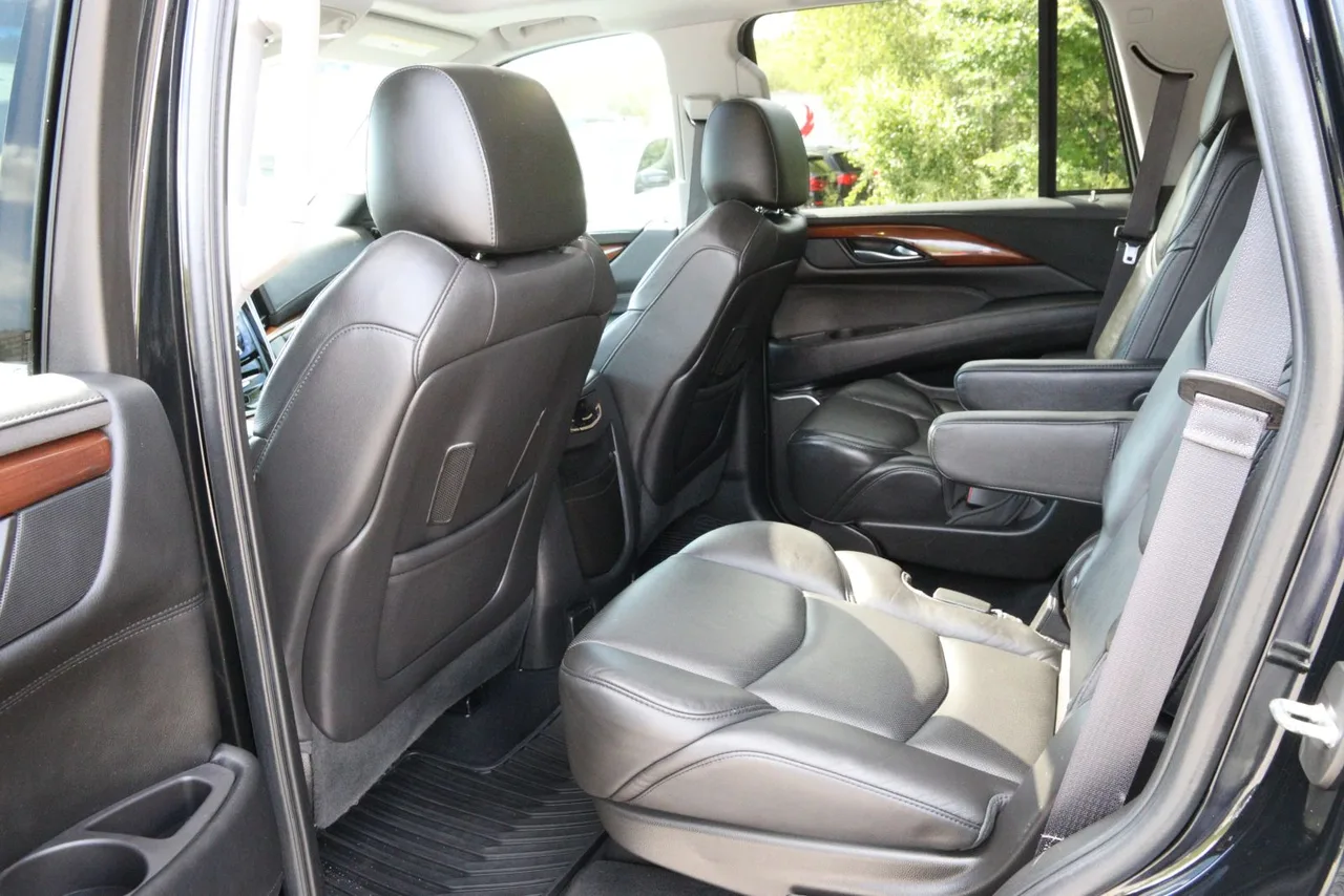 2016 Cadillac Escalade Luxury Sport Utility 4D in Black — photo 34 of 37