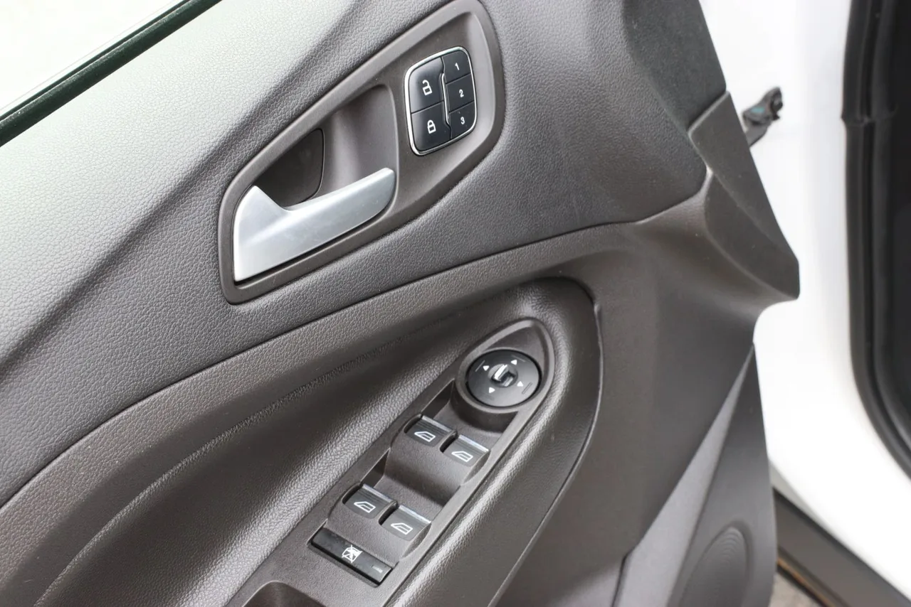 2016 Ford Escape — photo 14 of 33