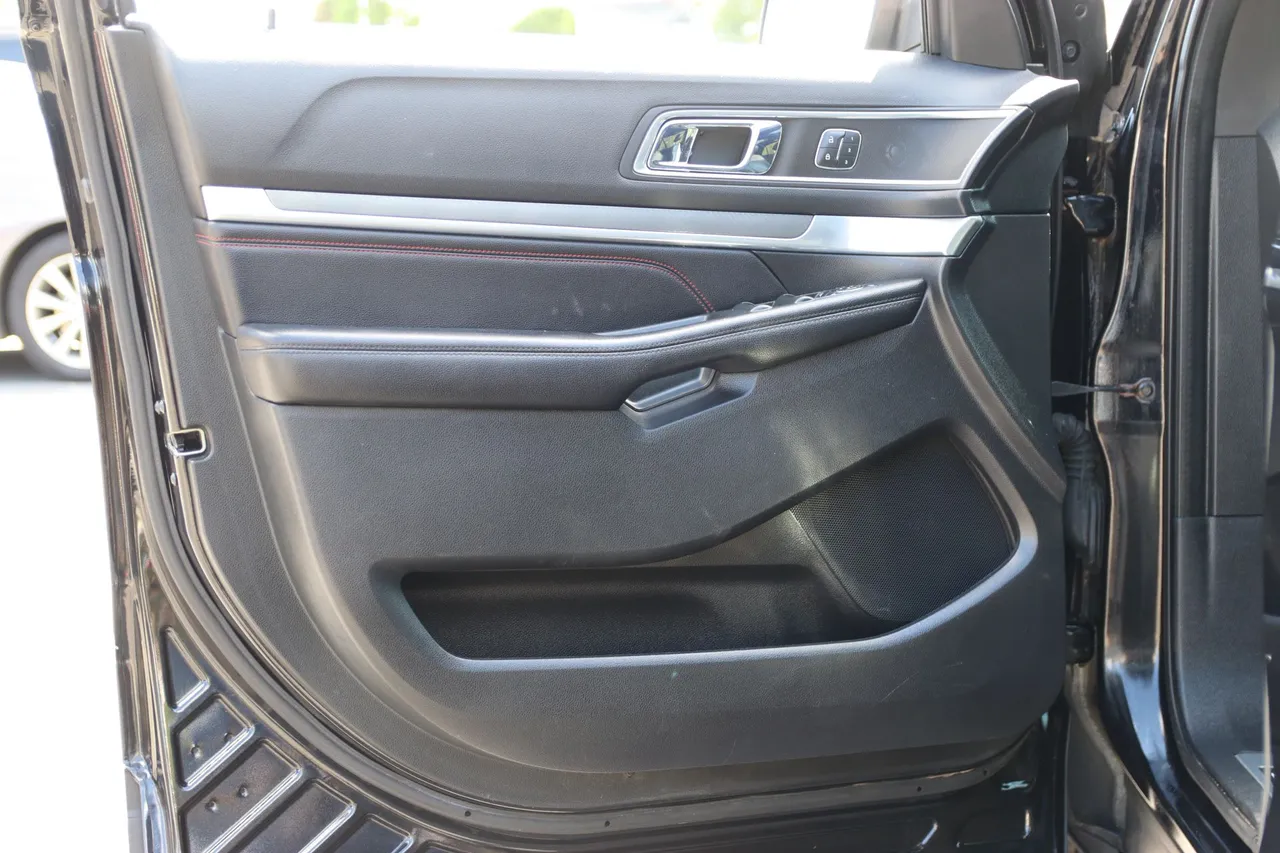 2016 Ford Explorer — photo 9 of 37