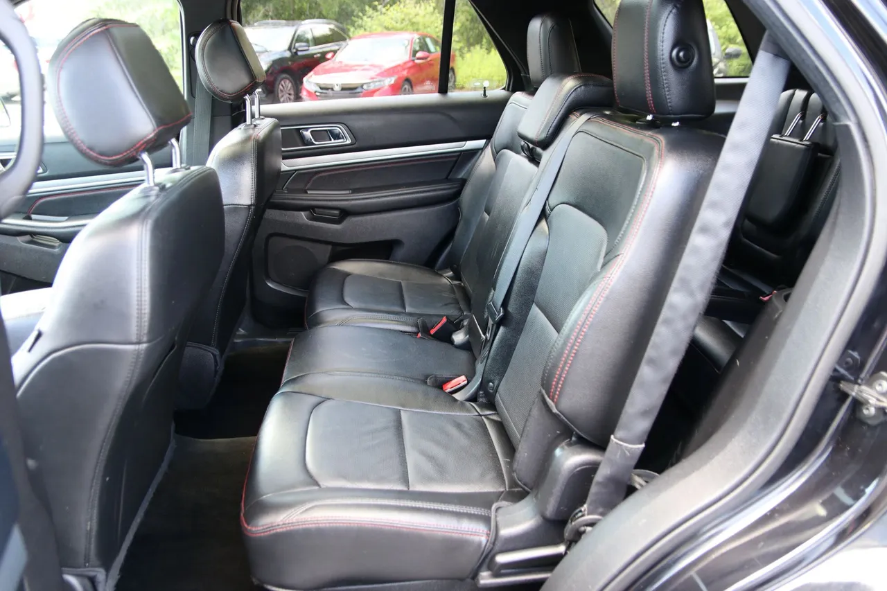 2016 Ford Explorer — photo 11 of 37
