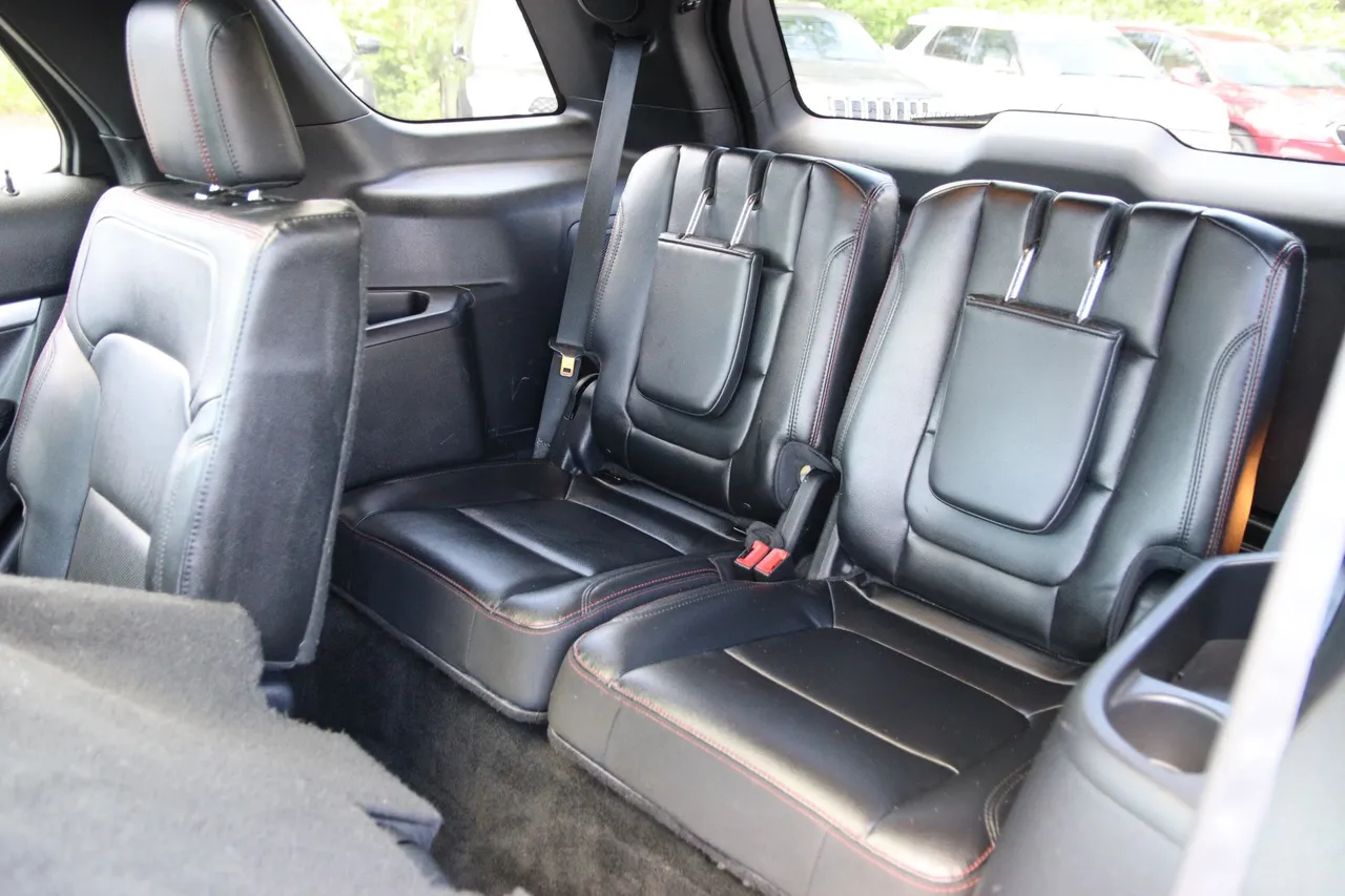 2016 Ford Explorer — photo 12 of 37
