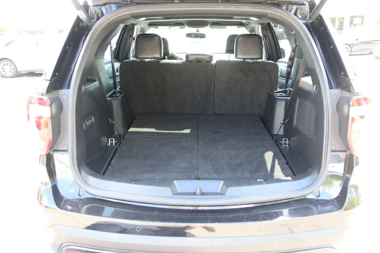 2016 Ford Explorer — photo 13 of 37