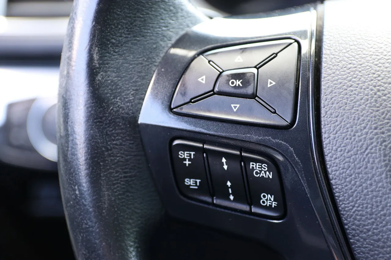 2016 Ford Explorer — photo 17 of 37