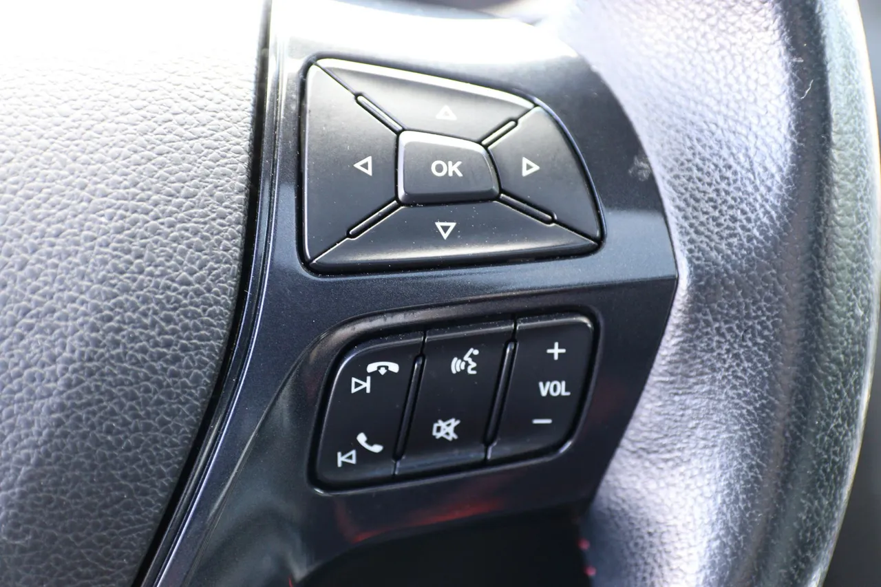 2016 Ford Explorer — photo 18 of 37
