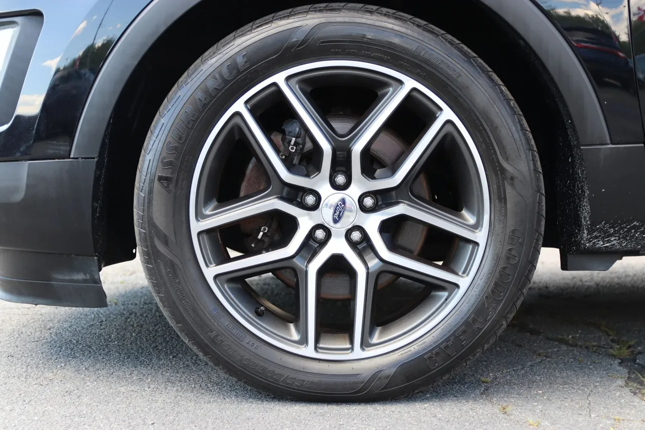 2016 Ford Explorer — photo 20 of 37