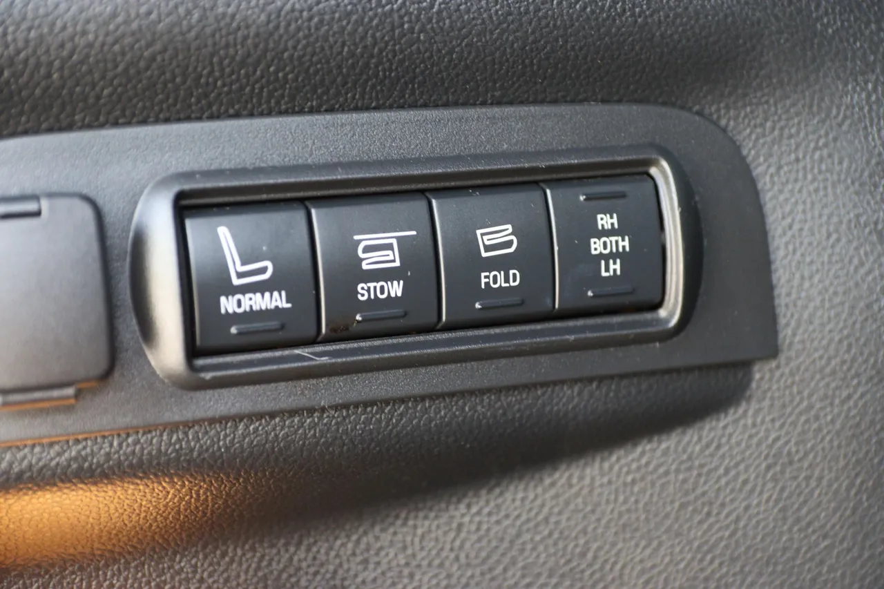 2016 Ford Explorer — photo 23 of 37