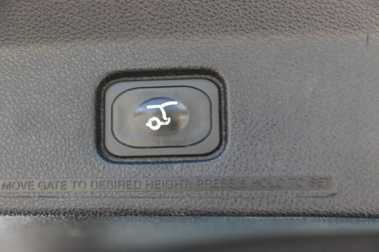 2016 Ford Explorer — photo 24 of 37