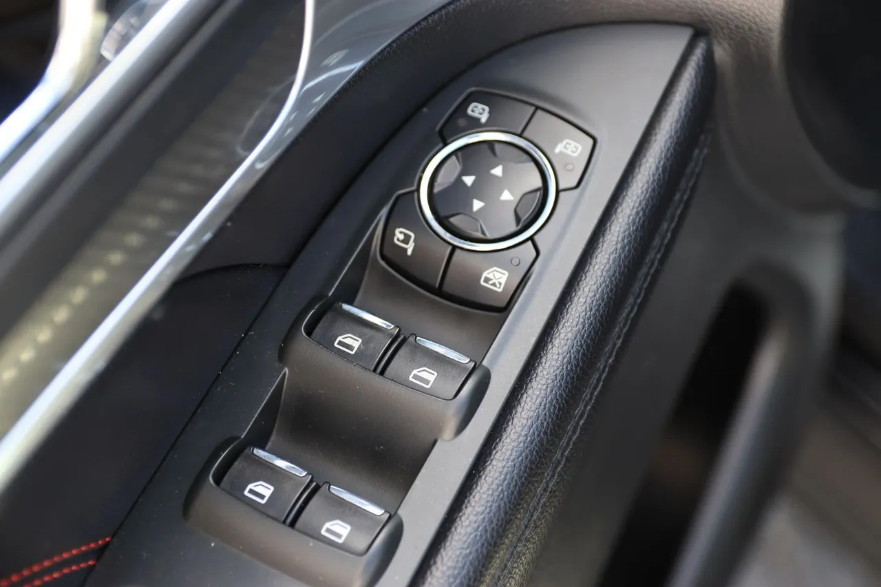 2016 Ford Explorer — photo 25 of 37