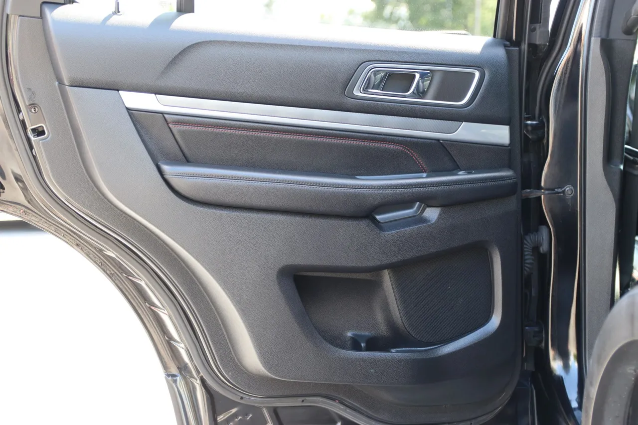 2016 Ford Explorer — photo 27 of 37