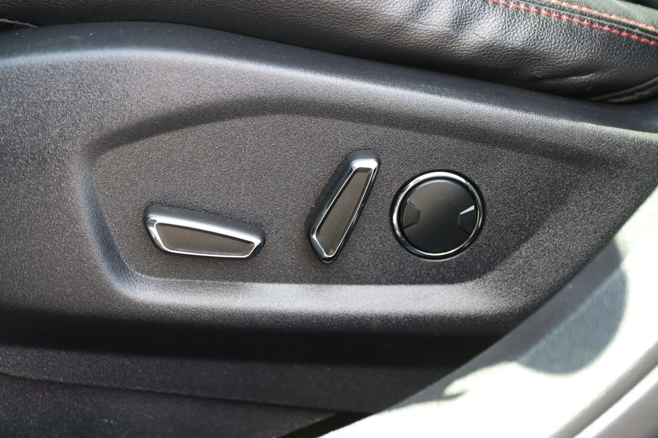 2016 Ford Explorer — photo 28 of 37