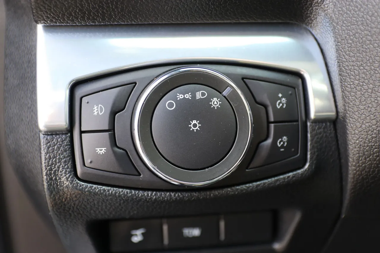 2016 Ford Explorer — photo 30 of 37