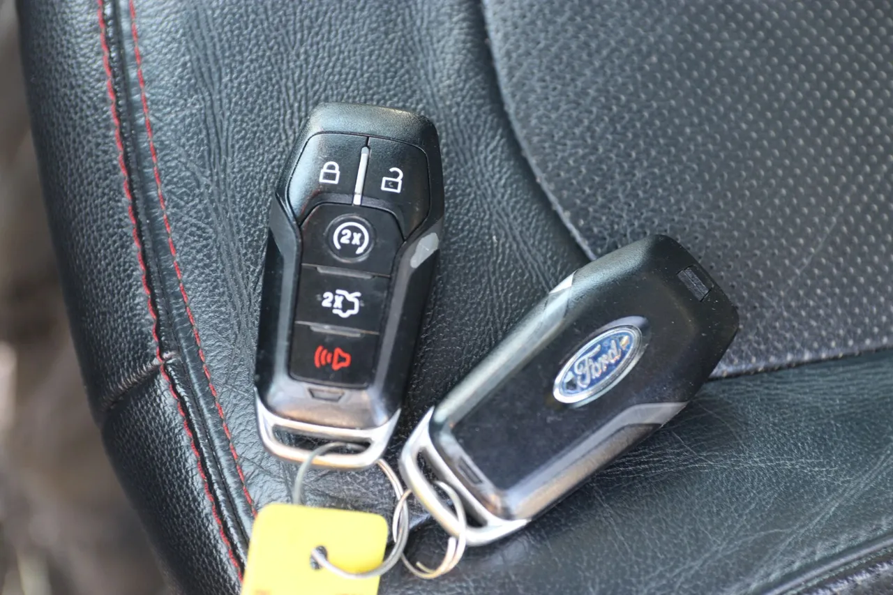 2016 Ford Explorer — photo 32 of 37