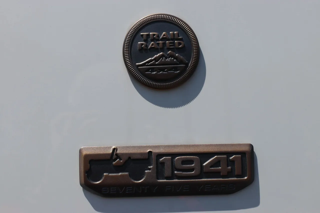 2016 Jeep Wrangler — photo 3 of 26