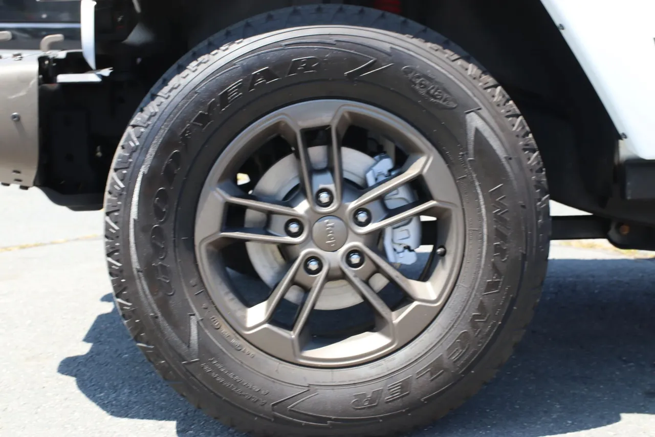 2016 Jeep Wrangler — photo 4 of 26
