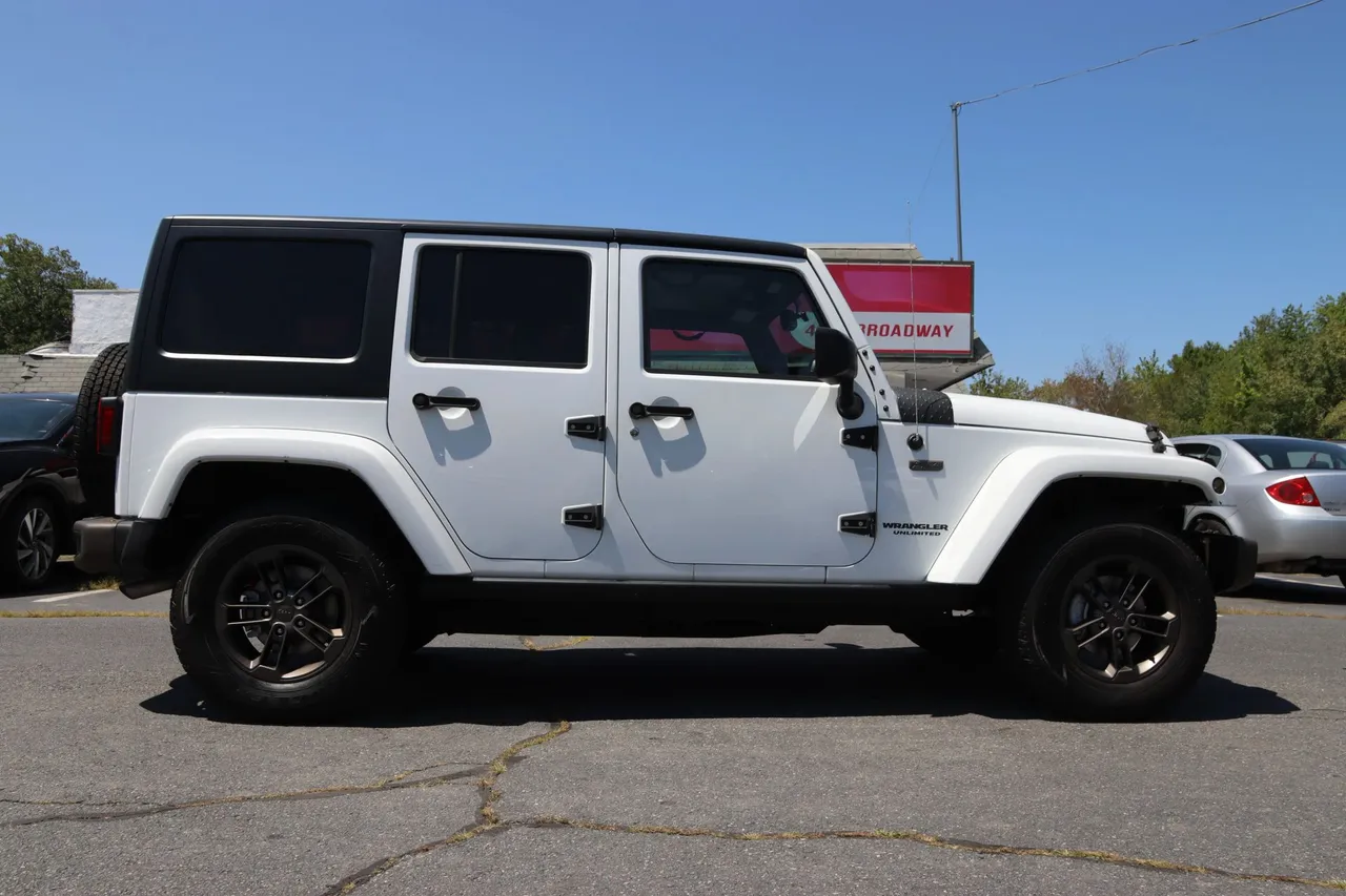 2016 Jeep Wrangler — photo 9 of 26