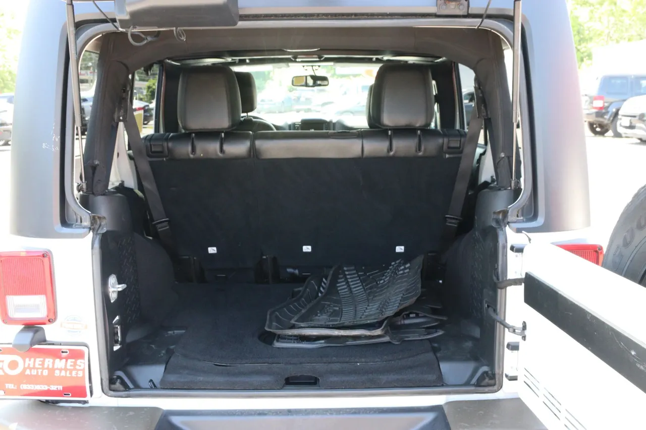 2016 Jeep Wrangler — photo 10 of 26